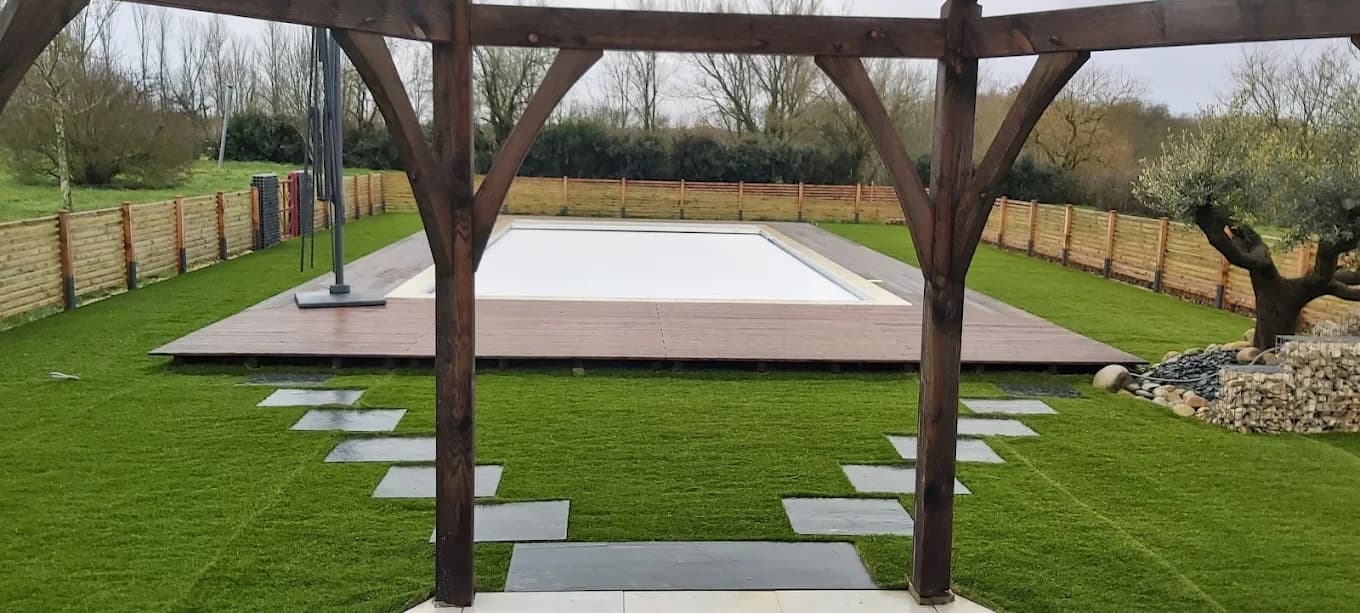 Espace détente autour de la piscine